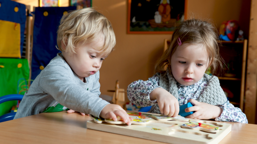 Människans förmåga att samarbeta och vilja vidareutvecklas tillsammans är unik. Tendensen syns även bland barn. Foto: Shutterstock